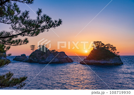（静岡県）西伊豆堂ヶ島の夕景　日没 108719930