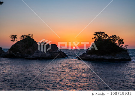 （静岡県）西伊豆堂ヶ島の夕景　日没 108719933