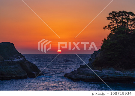 （静岡県）西伊豆堂ヶ島の夕景　日没 108719934