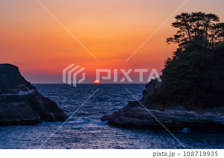 （静岡県）西伊豆堂ヶ島の夕景　日没 108719935