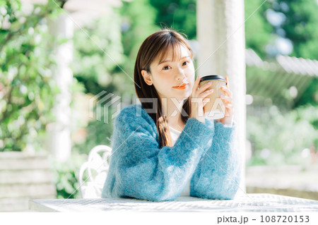 テラスでコーヒーを飲む女性 テラスでコーヒーを飲む女性 108720153