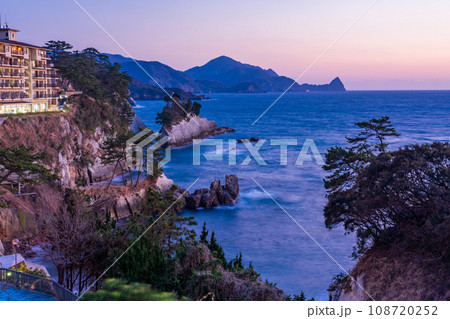 （静岡県）西伊豆堂ヶ島の海岸線に立つホテル　夕景 108720252