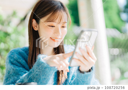 テラスでスマホを見る女性 テラスでスマホを見る女性 108720256