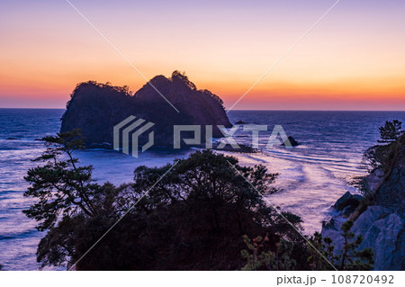 (静岡県)西伊豆堂ヶ島・三四郎島・瀬浜 夕景 (静岡県)西伊豆堂ヶ島・三四郎島・瀬浜 夕景 108720492