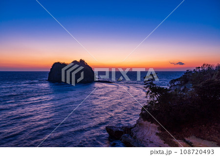 (静岡県)西伊豆堂ヶ島・三四郎島・瀬浜 夕景 (静岡県)西伊豆堂ヶ島・三四郎島・瀬浜 夕景 108720493