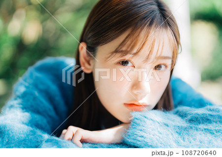 屋外女性ポートレート 108720640