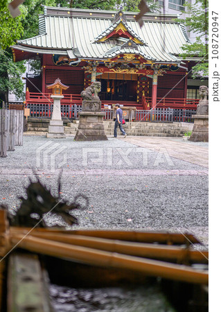 神社仏閣 金王八幡宮境内 手水舎と社殿 東京都渋谷区 神社仏閣 金王八幡宮境内 手水舎と社殿 東京都渋谷区 108720947