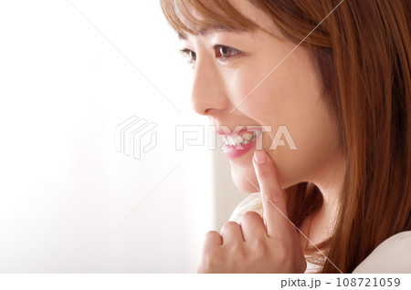 笑顔で歯を強調する若い女性 笑顔で歯を強調する若い女性 108721059