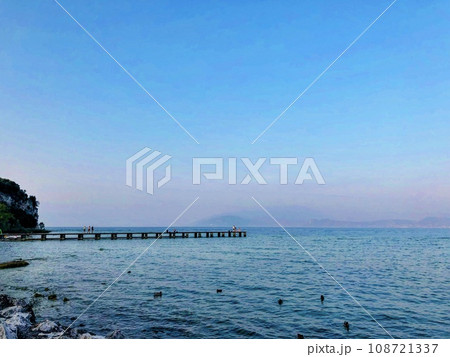 イタリア、シルミオーネより望むガルダ湖畔 108721337
