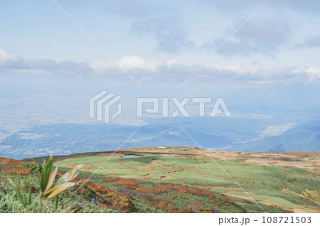 山形 月山弥陀ヶ原と庄内平野 山形 月山弥陀ヶ原と庄内平野 108721503