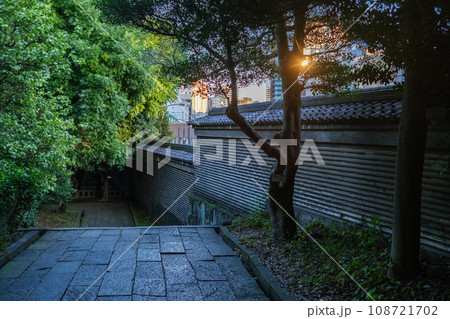 湯島聖堂　イメージ　練塀の庭　東京都文京区 108721702