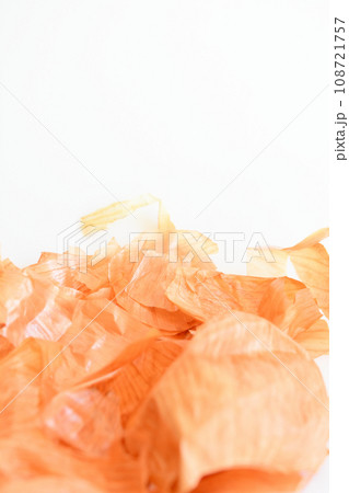 白背景とたまねぎの皮 108721757