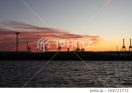 名古屋港、夕暮れ 108721772