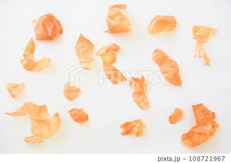 白背景と、乾燥した一皮ずつ剥いたタマネギの皮 108721967