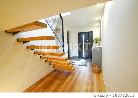 玄関ホールが広い新築住宅 108722013