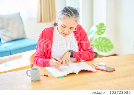 テキストで勉強しているシニア女性 テキストで勉強しているシニア女性 108722089