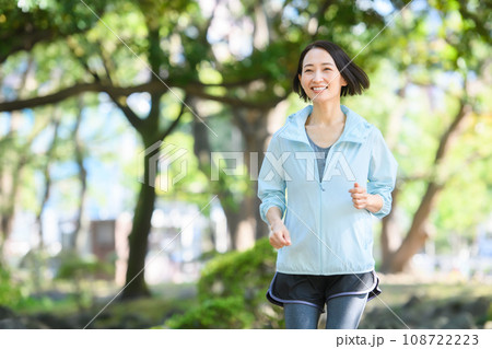 ジョギングをする女性 108722223