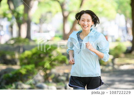 ジョギングをする女性 ジョギングをする女性 108722229