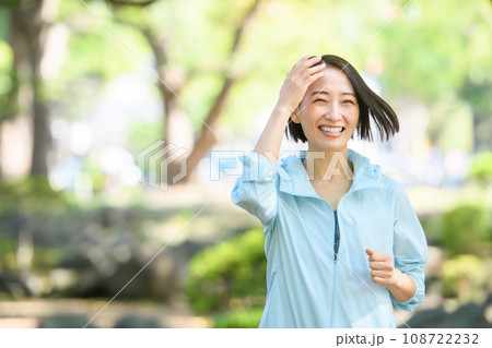 ジョギングをする女性 108722232