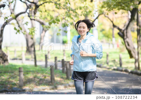 ジョギングをする女性 108722234