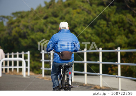 秋の朝の公園の道で自転車を乗っているシニア男性の姿 秋の朝の公園の道で自転車を乗っているシニア男性の姿 108722259