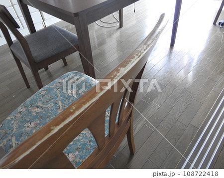 椅子の傷　傷　家具の劣化　擦れ傷 108722418