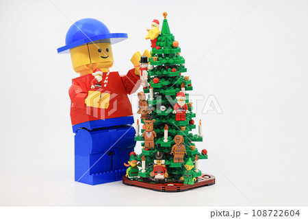 giant man help to decorate the christmas tree in Christmas party. 108722604