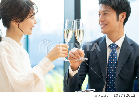 カップル　乾杯 108722612