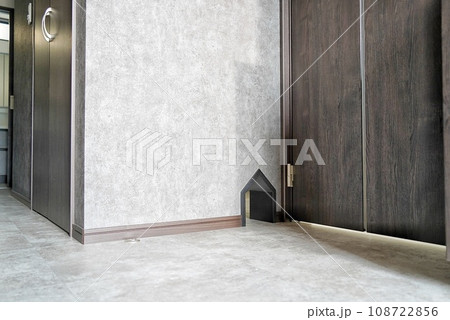 ペット用の入口があるモダンな部屋 108722856