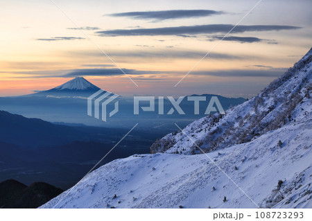 朝焼けの冠雪の富士山 108723293