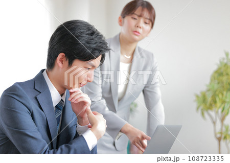 女性管理職に終わっていない業務を指摘され言い訳を考えるビジネスマン1 108723335