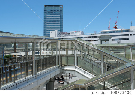 静岡駅南口前　駅舎と歩行者デッキ　静岡市 108723400