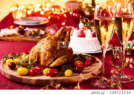 クリスマスパーティー　赤いテーブルクロスの上にはローストチキンにシャンパン 108723534