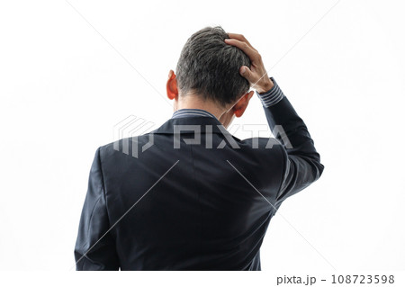 落ち込むシニア男性の後ろ姿 108723598