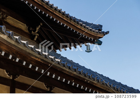 寺の軒下に吊るされた風鐸 108723599