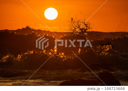 【新潟県･佐渡･相川】夕陽と波 七浦海岸  108723608