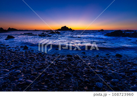 【新潟県･佐渡･相川】夕陽の景勝地 七浦海岸 108723960