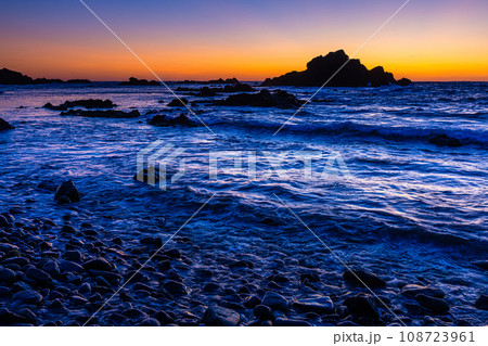 【新潟県･佐渡･相川】夕陽の景勝地 七浦海岸 108723961