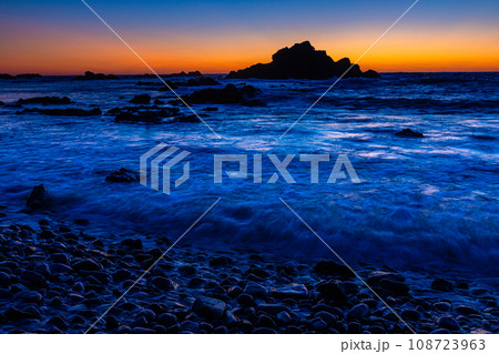 【新潟県･佐渡･相川】夕陽の景勝地 七浦海岸 108723963