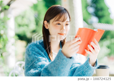 テラスで読書をする若い女性 108724125