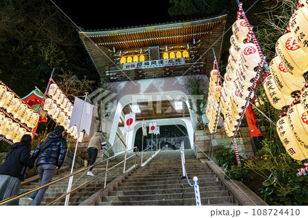 【神奈川県】提灯の灯りが綺麗な江島神社の正月 【神奈川県】提灯の灯りが綺麗な江島神社の正月 108724410