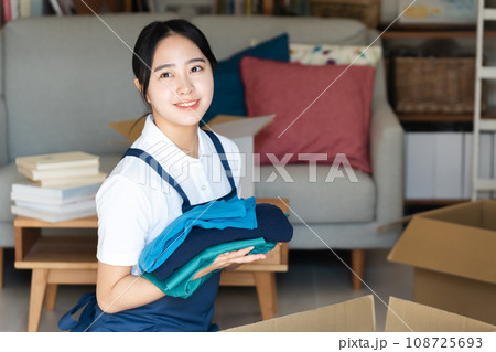 引っ越し作業をする若い女性 108725693