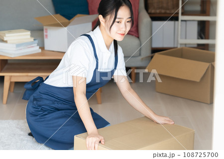 引っ越し作業をする若い女性 108725700