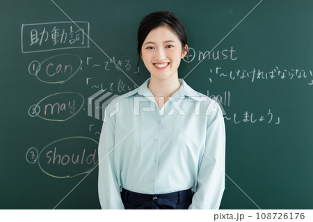 英語の授業をする教師 オンライン授業 108726176