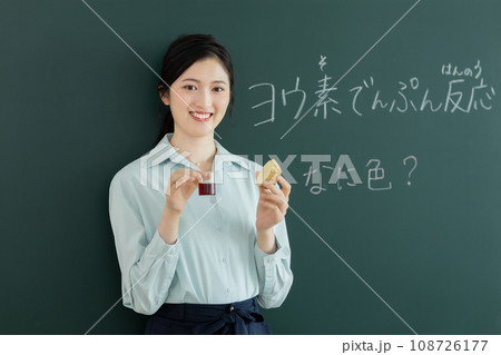 理科の実験をする教師 オンライン授業 108726177