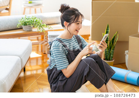 荷造りする若い女性 108726473