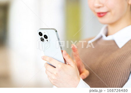 スマートフォンを操作する若い女性（パーツモデル）撮影協力：有明教育芸術短期大学 108726480