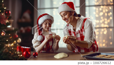 Cooking Christmas pie Cooking Christmas pie 108726612
