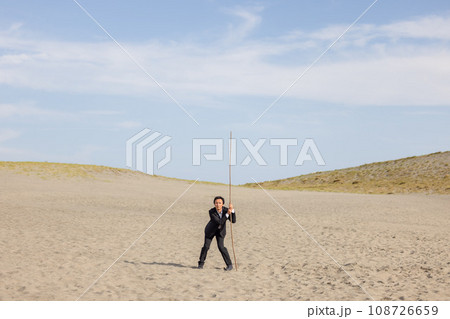 営業で外を歩き続けて脱水症状になったサラリーマン 108726659