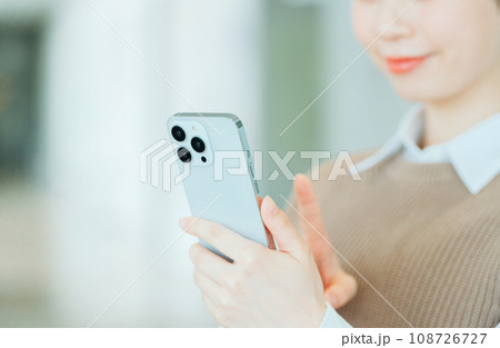 スマートフォンを操作する若い女性(パーツモデル)撮影協力:有明教育芸術短期大学 スマートフォンを操作する若い女性(パーツモデル)撮影協力:有明教育芸術短期大学 108726727